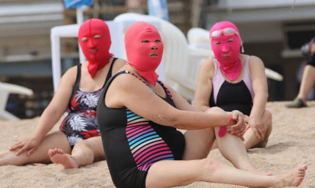 初次到这里的游客刚换好泳衣还没下水,就能感受到来自大海的压迫感.