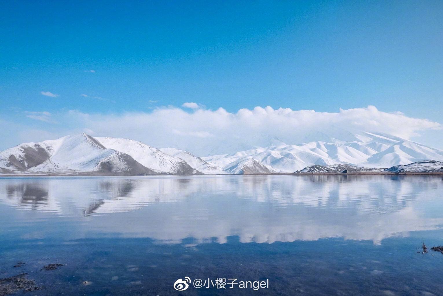 纯净的蓝天,洁白的云朵,连绵的雪山