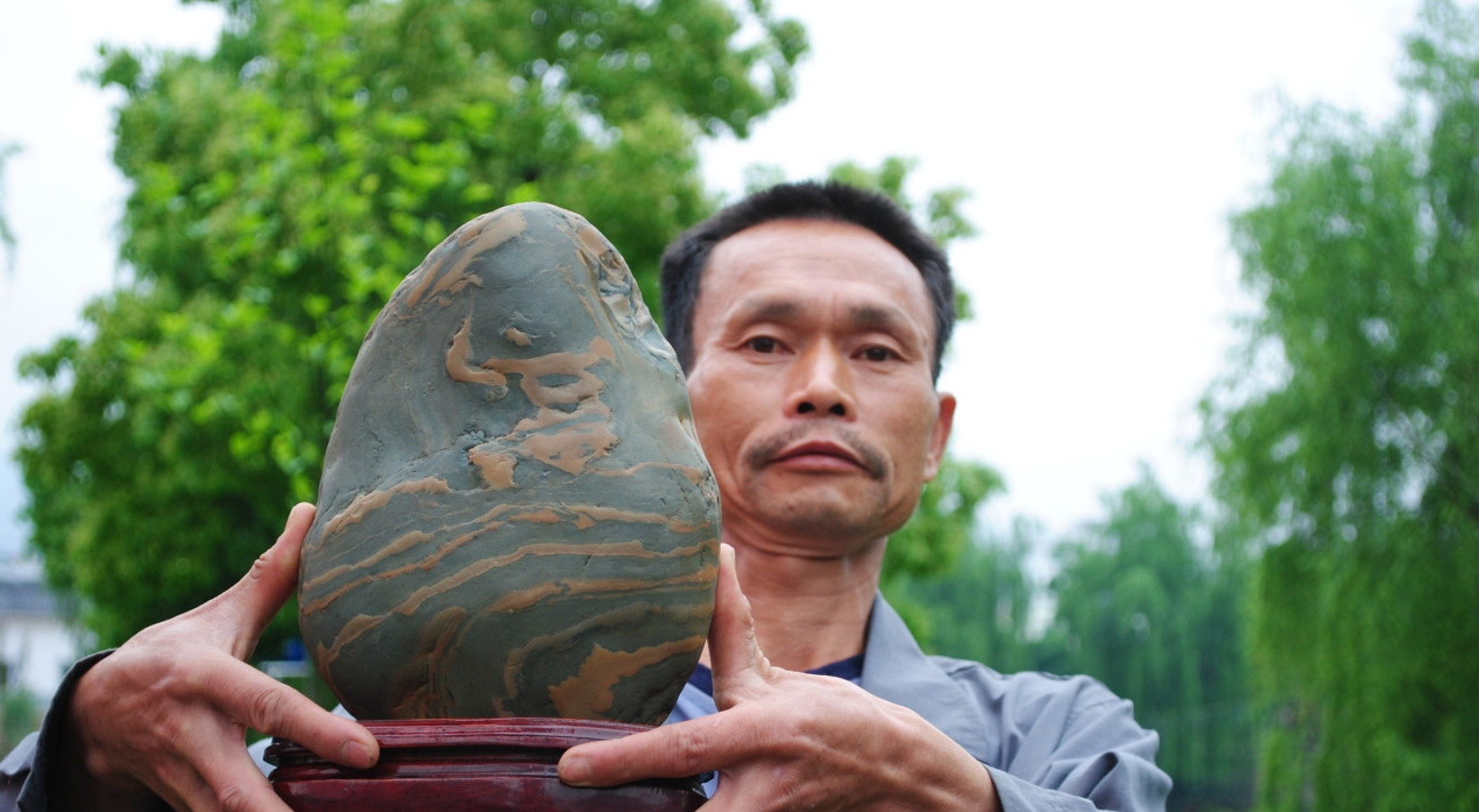 奇闻:男子河里捡到奇石,富商千万购买遭拒,专家鉴定后不淡定|杨达
