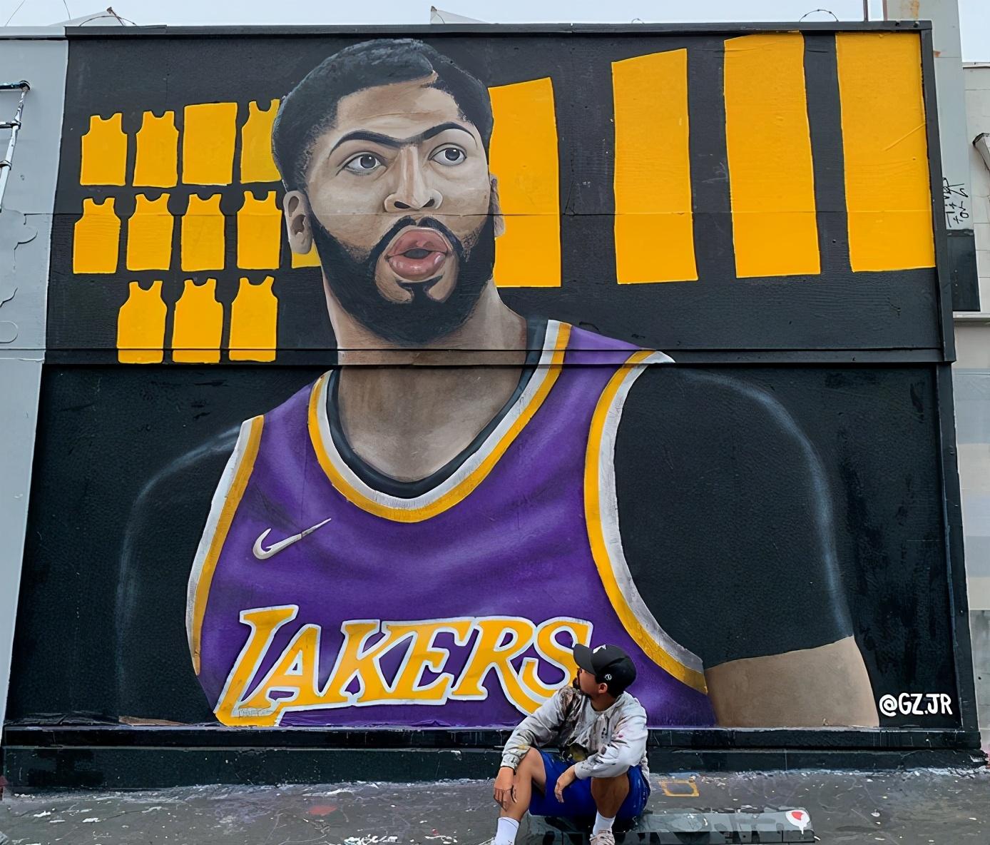 太酷了!国外街头的湖人壁画,科比和詹姆斯隔空击掌,卡鲁索霸气