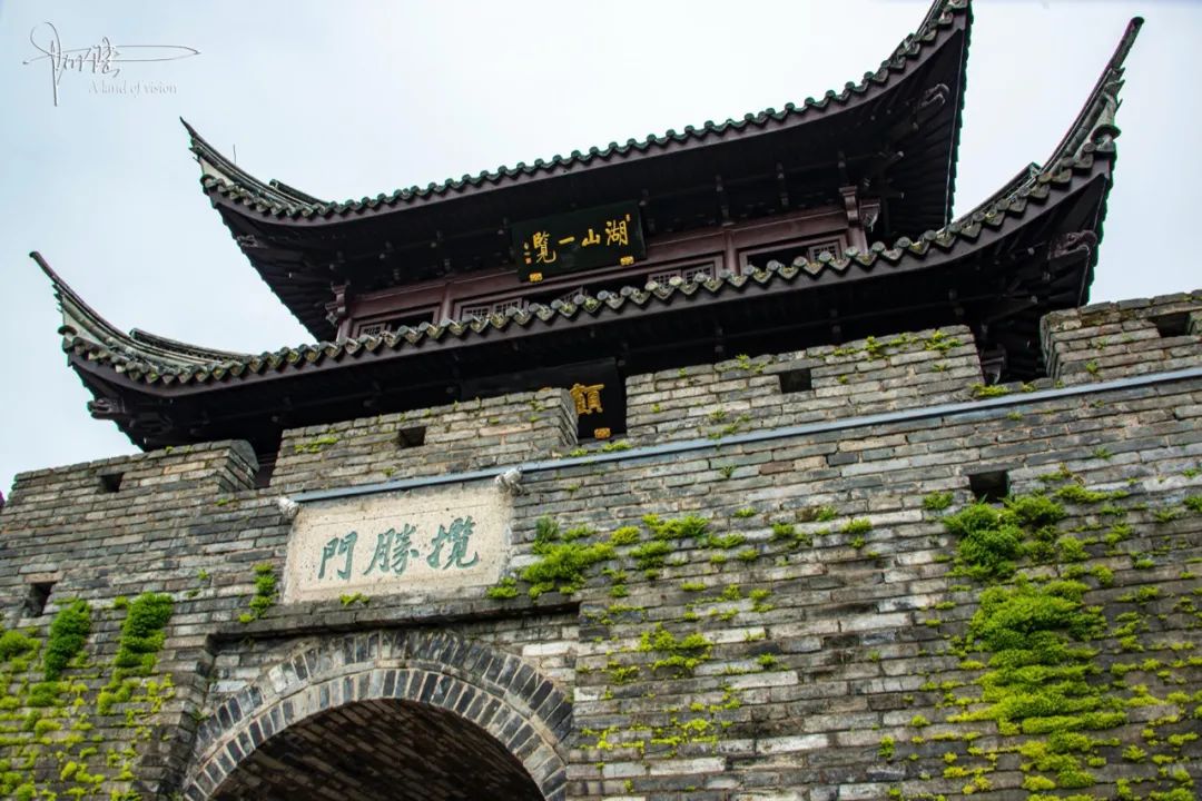 临海有个顾景楼,就建在揽胜门上面,古城风光可尽收眼底