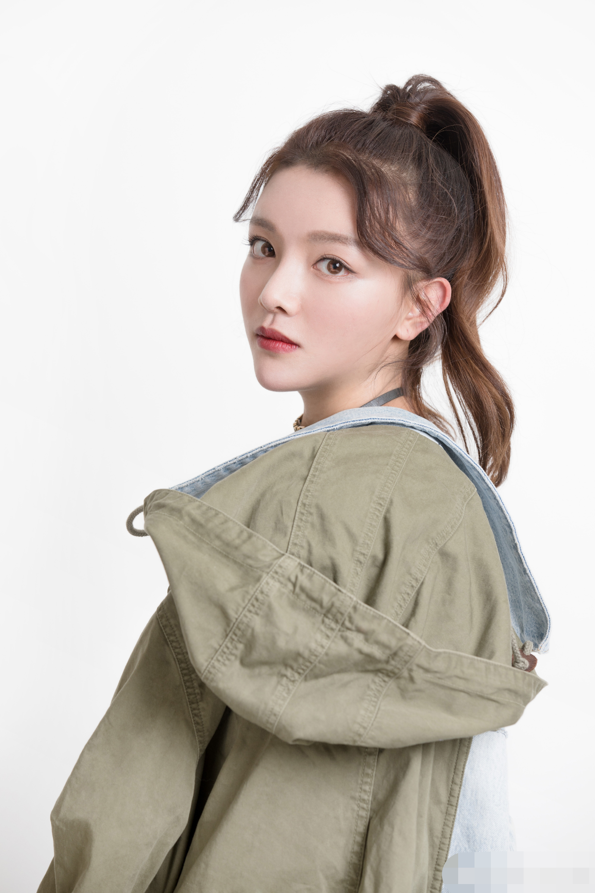 女演员王梓芠当小三?遭原配挺孕肚暴打,两人现场画面曝光