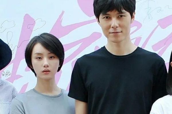 最的瓜还是粉丝扒出来的张超生日直播时的背景和邓郁立照片的背景是同