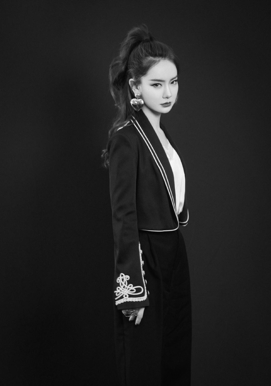 戚薇真是时尚教主穿蕾丝连衣裙配竖条纹长袜塑造梦幻女郎形象