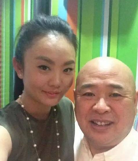 却成名了,老婆小他20岁还是赛车手|王晓曦|赵本山|赛车手_新浪新闻