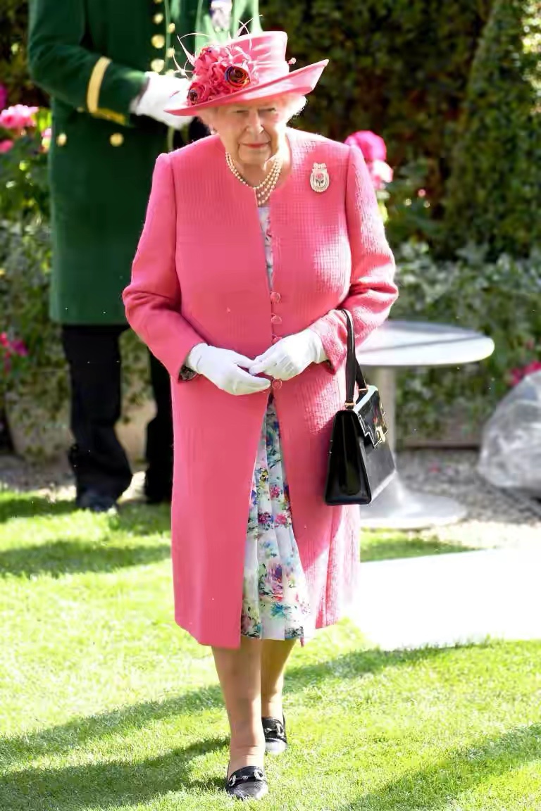 英女王久违露面,穿粉色毛呢大衣配粉帽气质大气,94岁精神依旧好