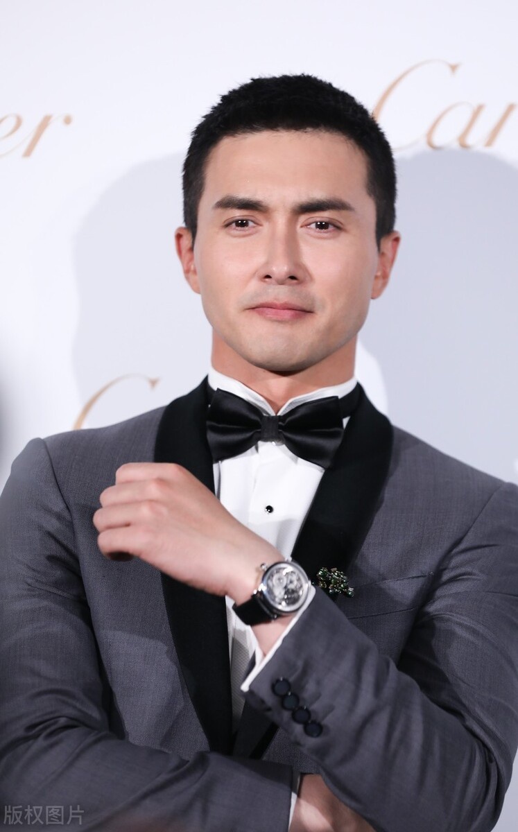 高光伟一袭西装现身活动,一身正气寸发依旧超帅气