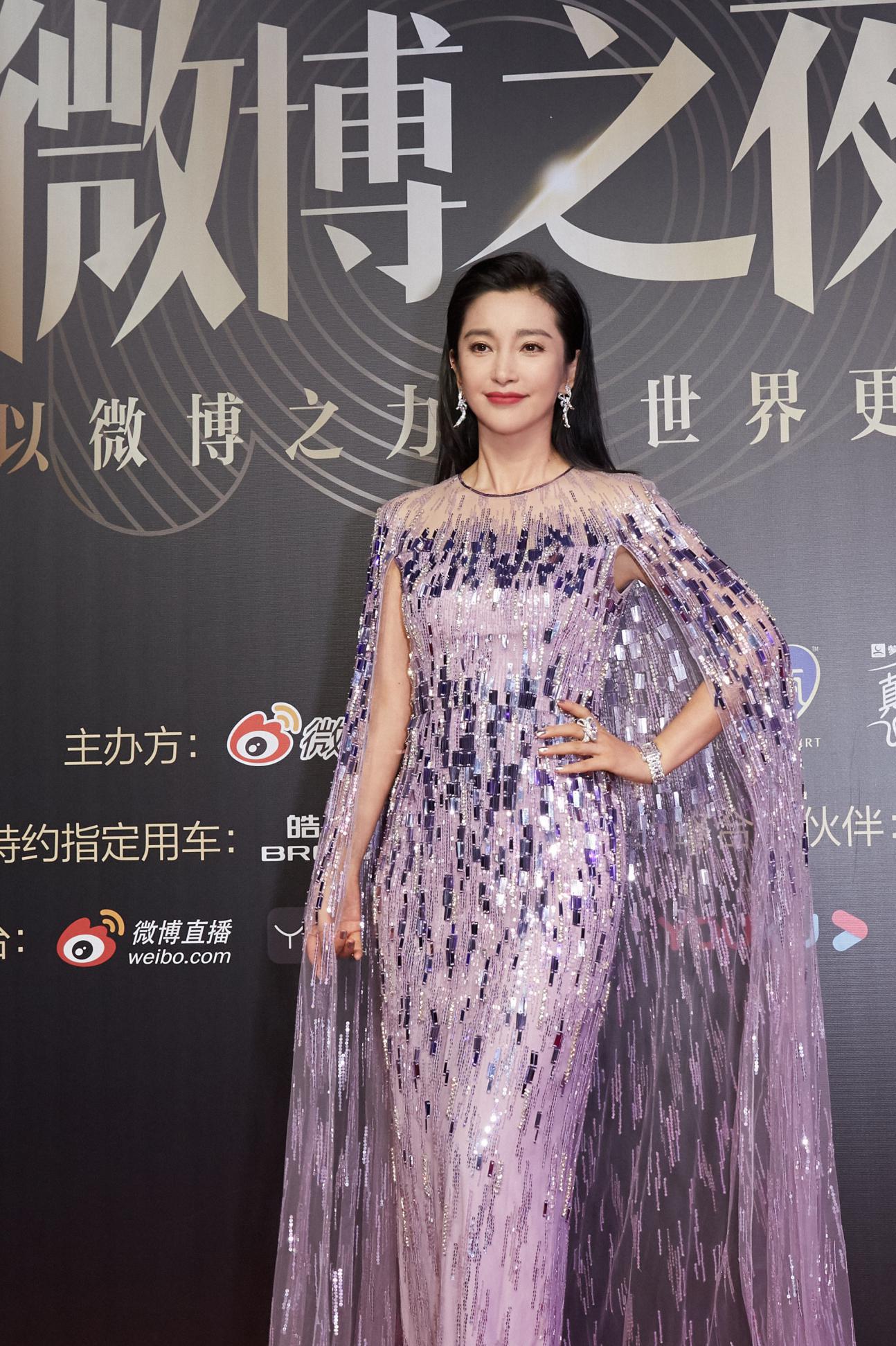 李冰冰真是不老女神!黑长直配长裙超减龄,璀璨珠宝开启秋日浪漫