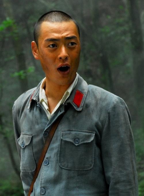 同样是"李云龙"的警卫员,一个成了影帝,一个却还在摸爬滚打|张笑君