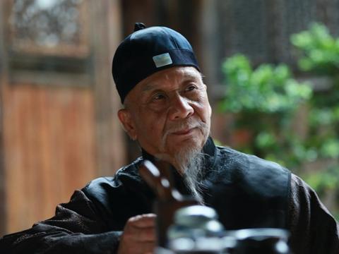 韦蝠王刘长生还在卖艺!现身天桥苍老憔悴,在街头表演已长达两年