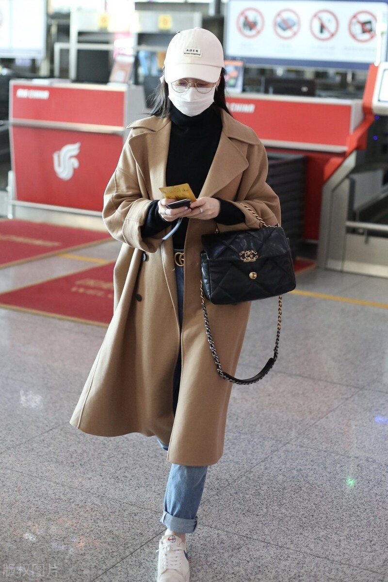 蒋梦婕身穿薄款大衣现身机场,内搭黑色毛衣牛仔裤,随性不失大气