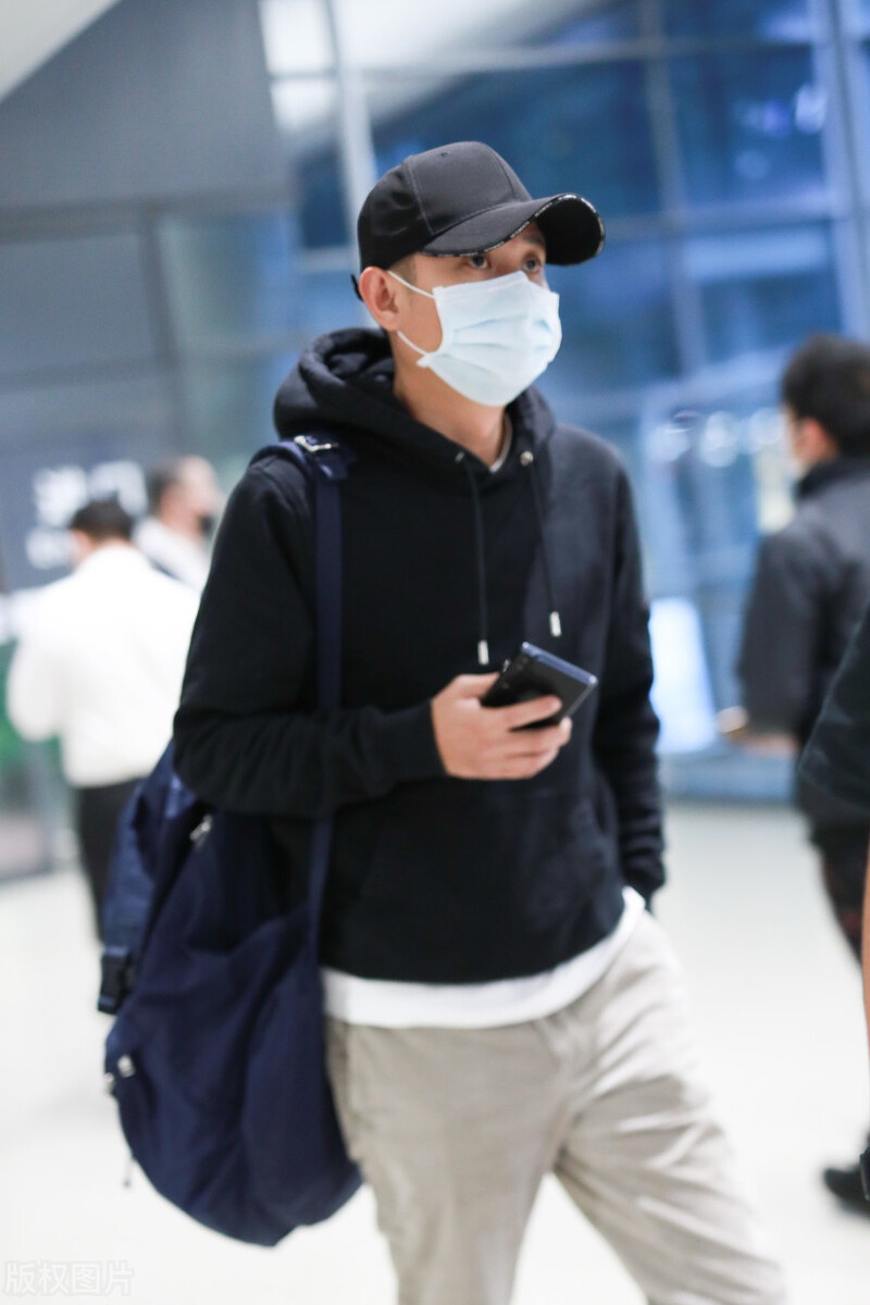 文章穿黑色连帽卫衣搭配白裤子现身,头戴棒球帽超低调