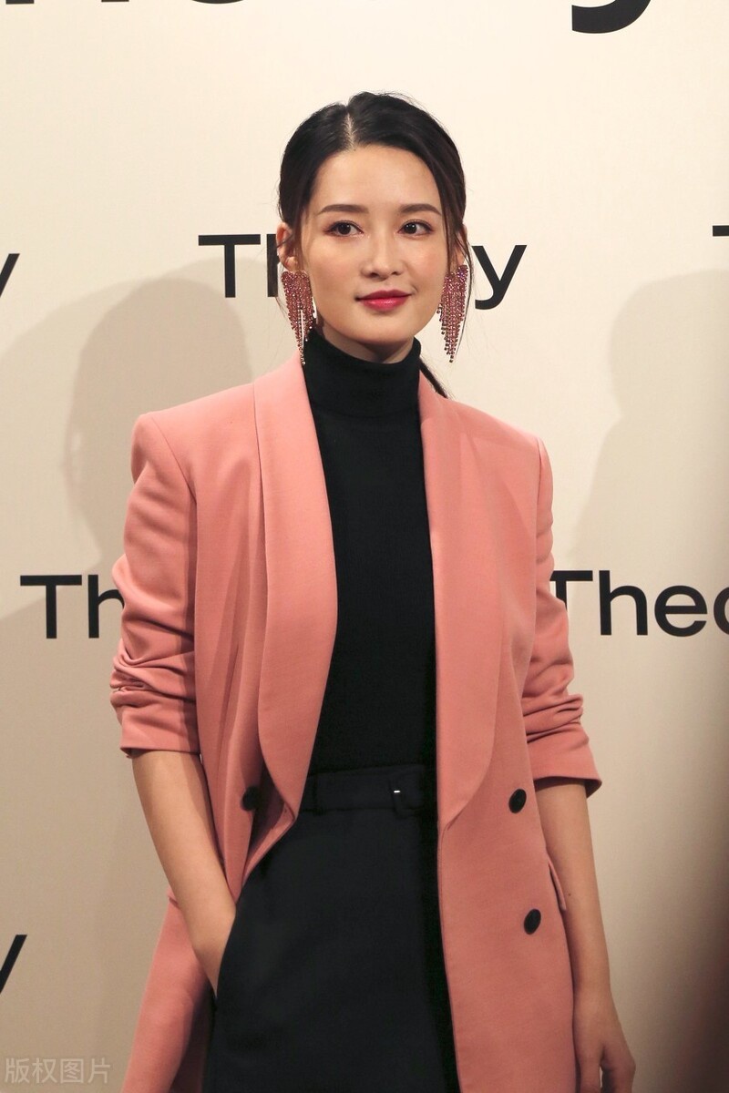 李沁现身活动西装配短裙,身材比例超好显腿细