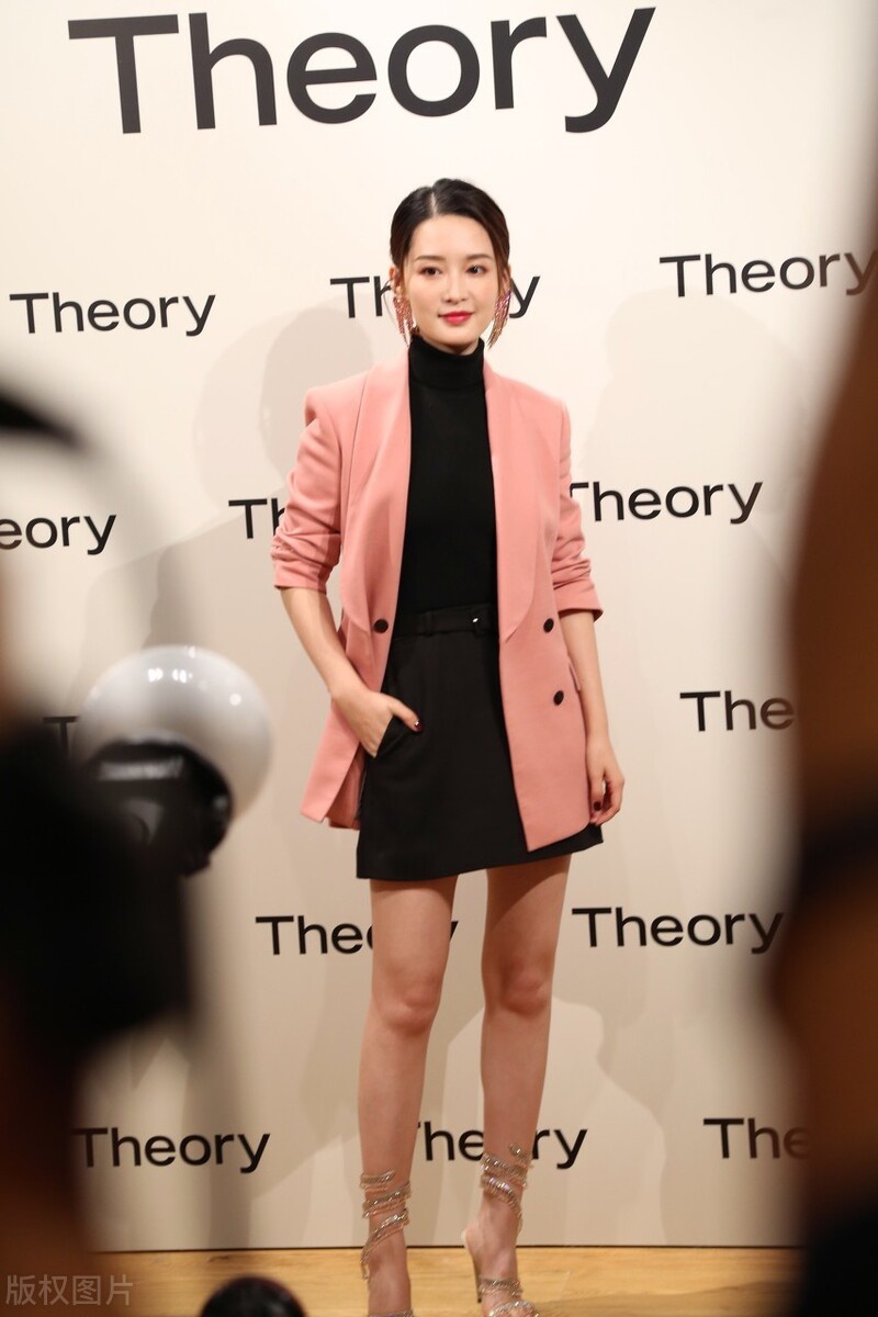 李沁现身活动西装配短裙,身材比例超好显腿细