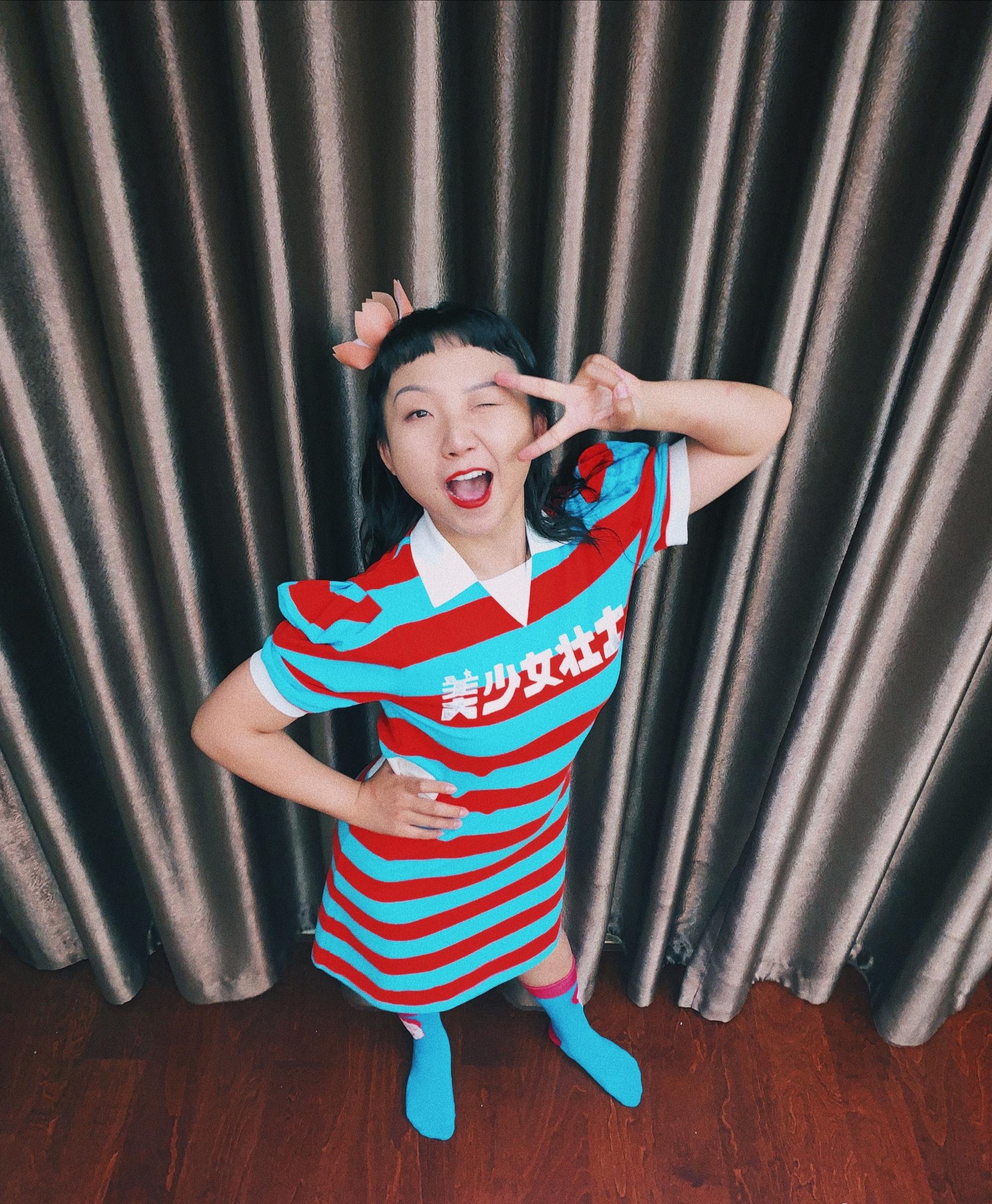 辣目洋子不是传统美女却耐看碎花吊带配西瓜头大圆脸太复古