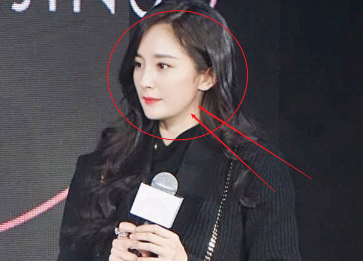 杨幂出席活动,现场活动生图被曝光,这状态确定有34岁?