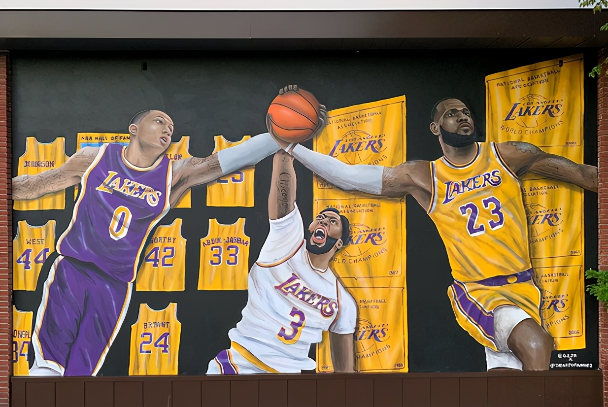 太酷了!国外街头的湖人壁画,科比和詹姆斯隔空击掌,卡鲁索霸气