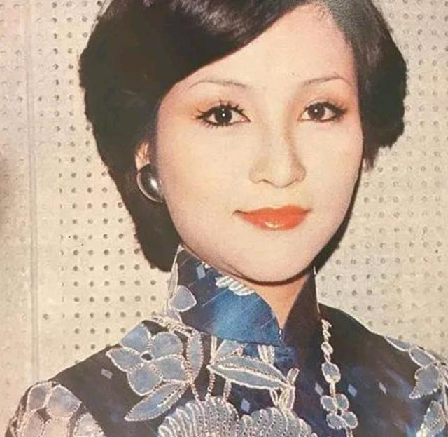 84岁谢贤情史依旧不断,狄波拉和小老公当众腻歪,竟然全员恋爱脑