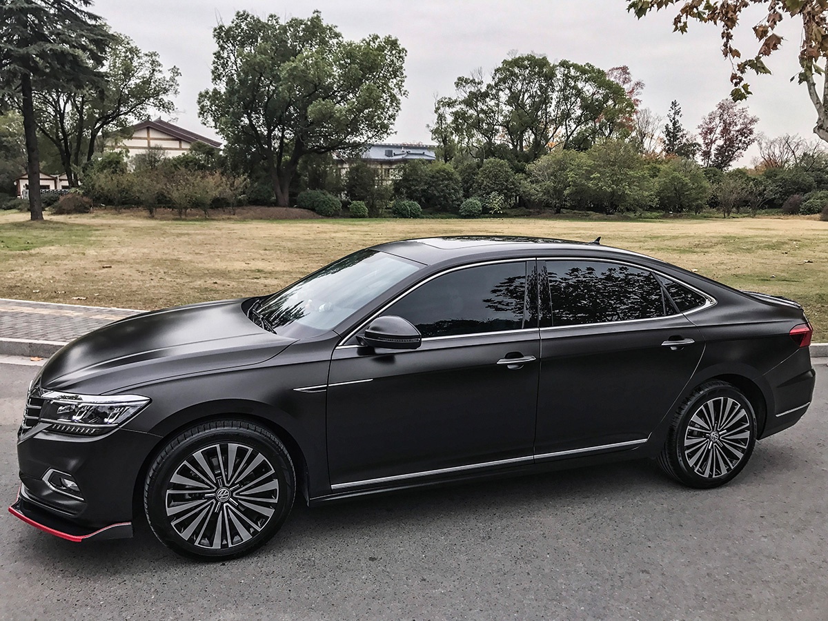 帕萨特车身改色膜电光黑,给自己得爱车换个颜色就像自己换个发型和发