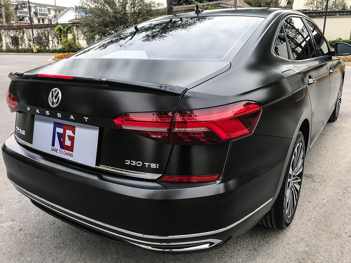 帕萨特车身改色膜电光黑,给自己得爱车换个颜色就像自己换个发型和发