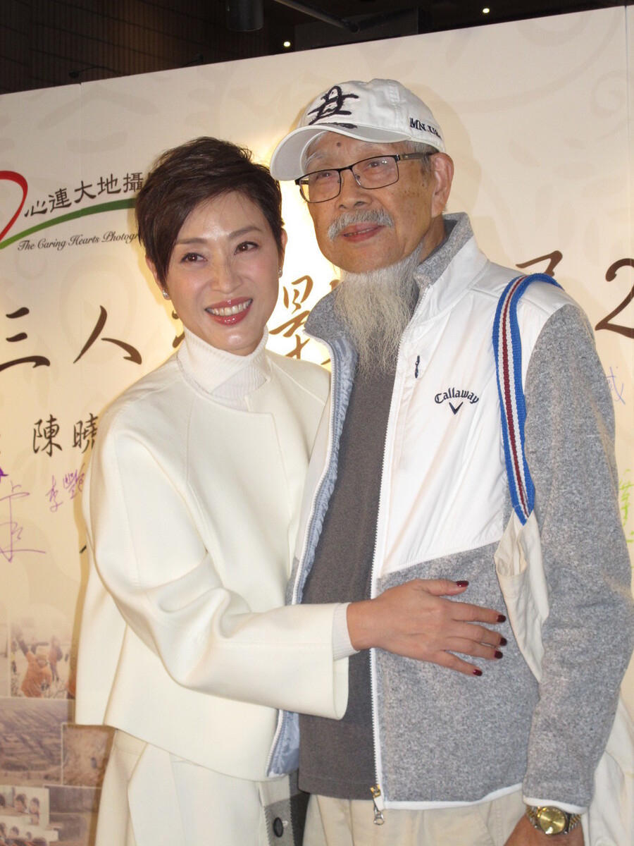 53岁陈法蓉携父亲亮相,白色造型高贵优雅,看得出父亲以她为傲