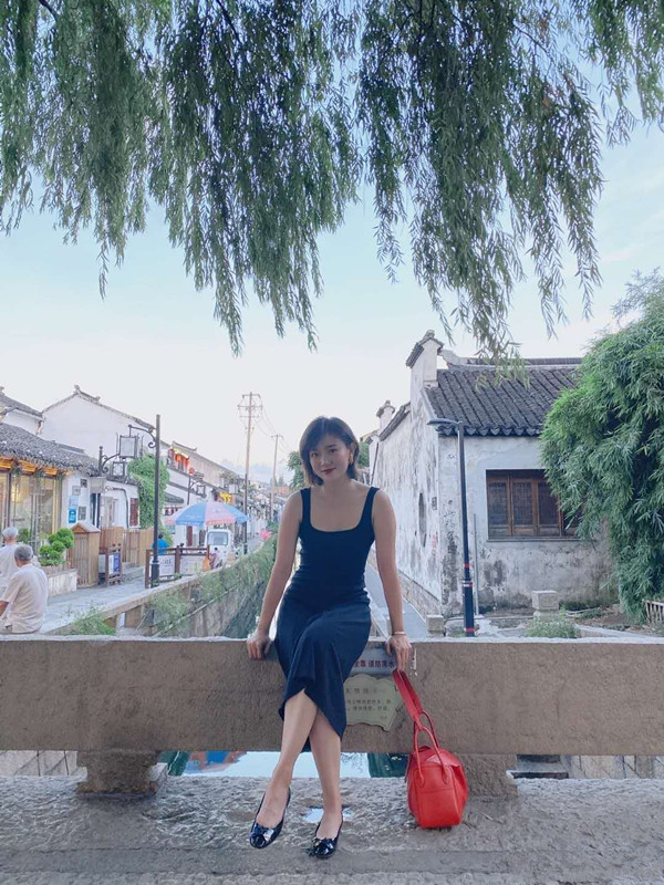 外景主持李七月穿小黑裙游苏州,身材丰腴太有女人味__财经头条