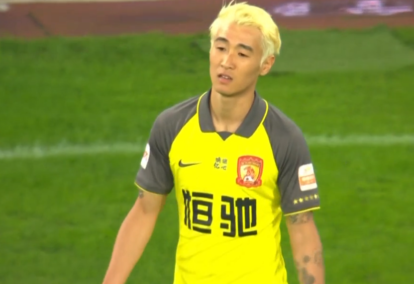 神场面韦世豪一脚掀翻小保利尼奥大保利尼奥指着脑袋疑送嘲讽