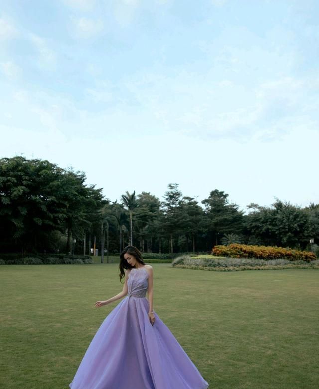 angelababy活动造型公开,一袭紫色薰衣草礼裙加身,温柔又浪漫