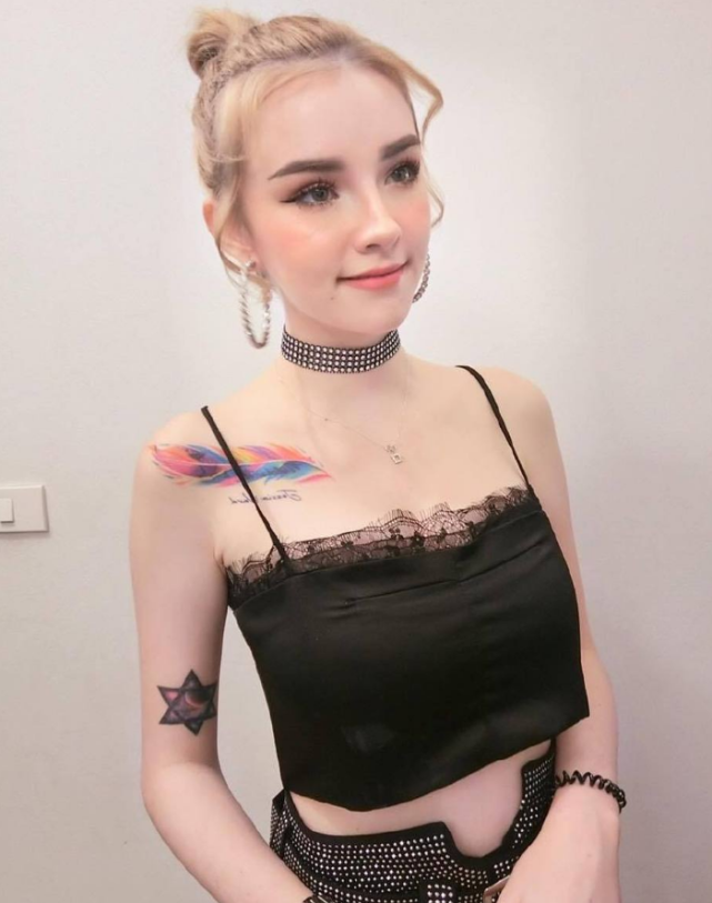 不同风格的服装都是让jessievard的形象变得很不一样.