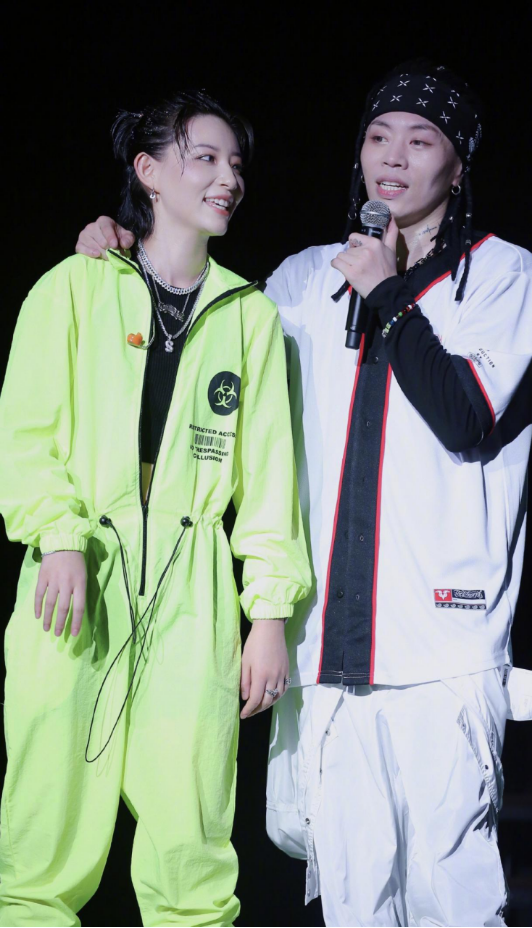 李斯丹妮帅出"男友感",穿荧光绿连体裤走"嘻哈风",真潮