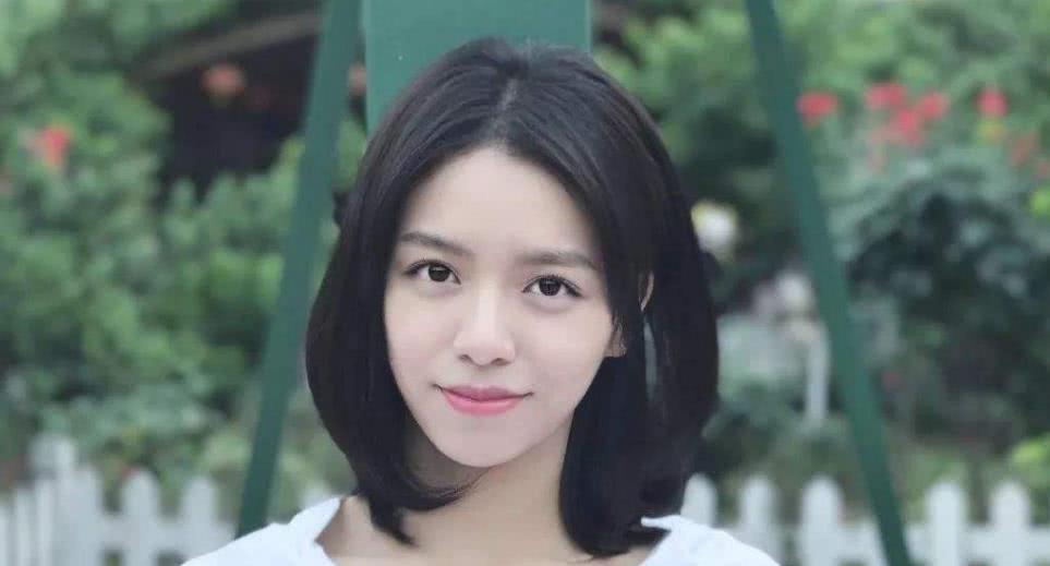 还记得《西虹市首富》里的夏竹吗?当她摘下眼镜,美到不敢认!