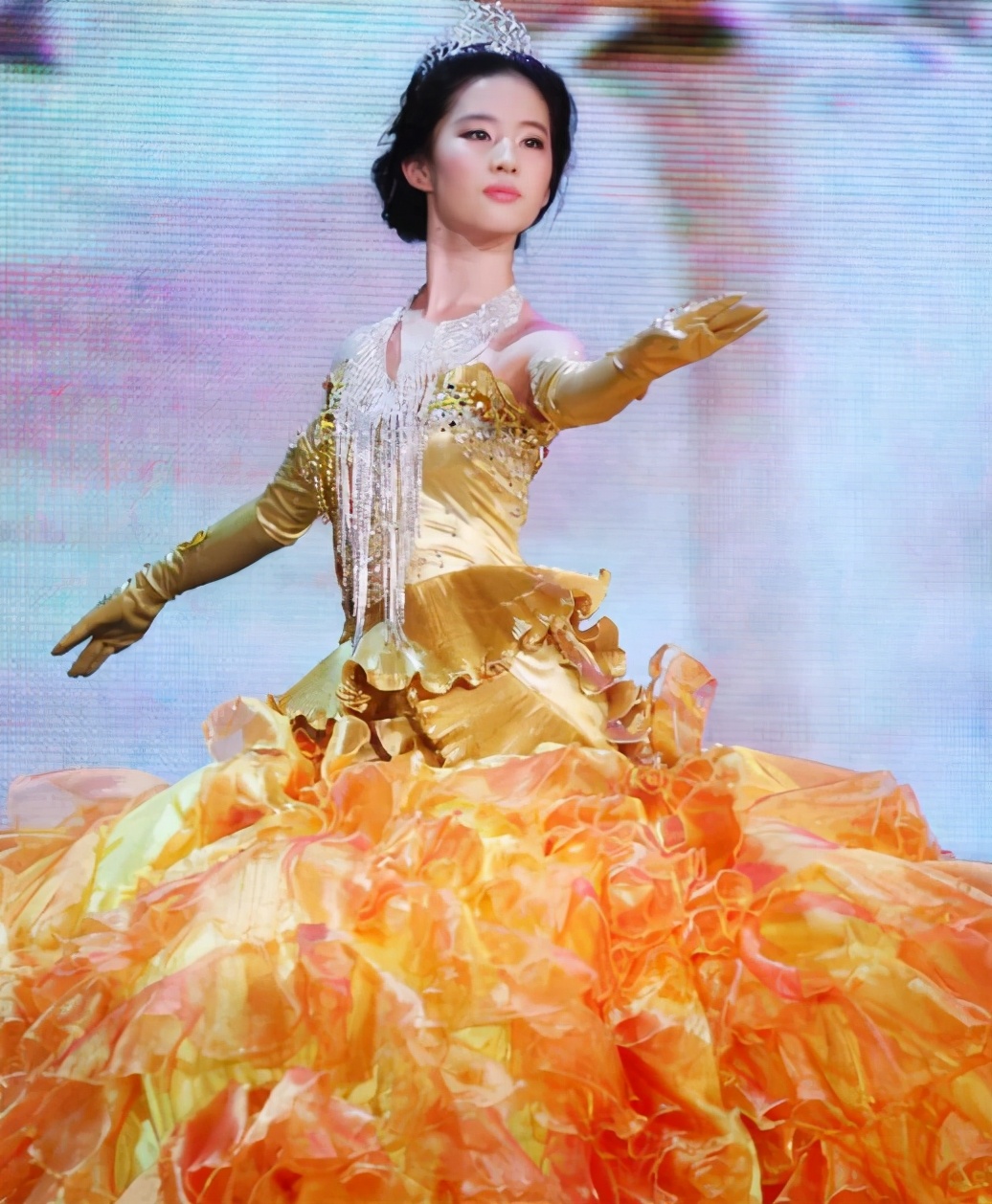 刘亦菲19岁成首位金鹰女神,同龄的宋茜14年后才当选还遭群嘲