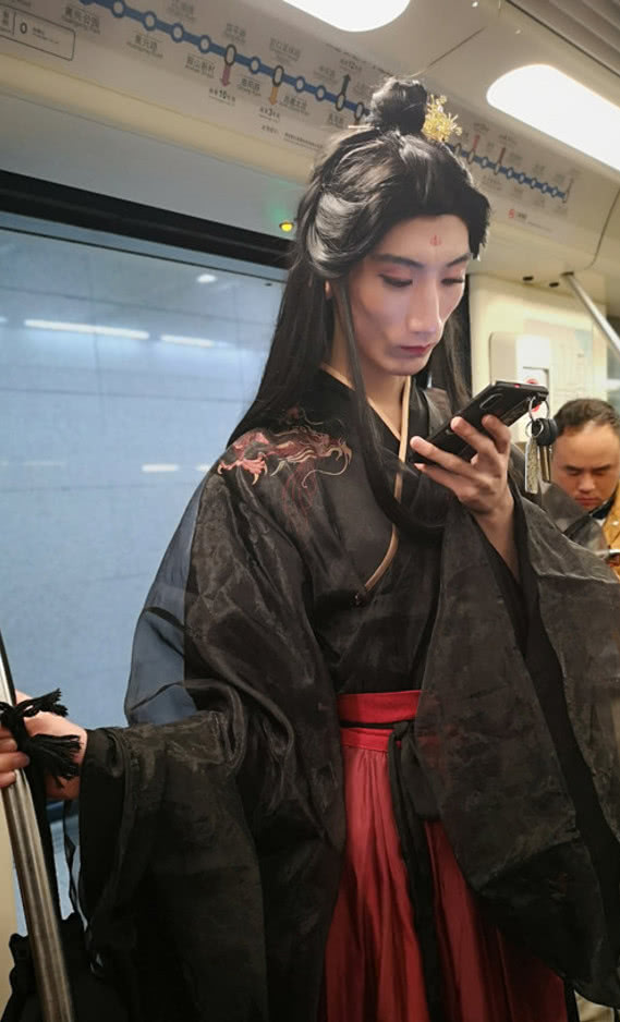 奇闻:男子穿汉服坐地铁,妆容化得比女生精致,看着还真像穿越剧