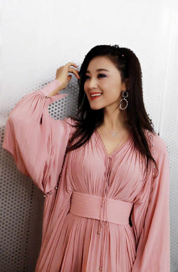 玖月奇迹王小玮离婚后登央视,穿粉裙气色红润,宣传新歌不惧单飞