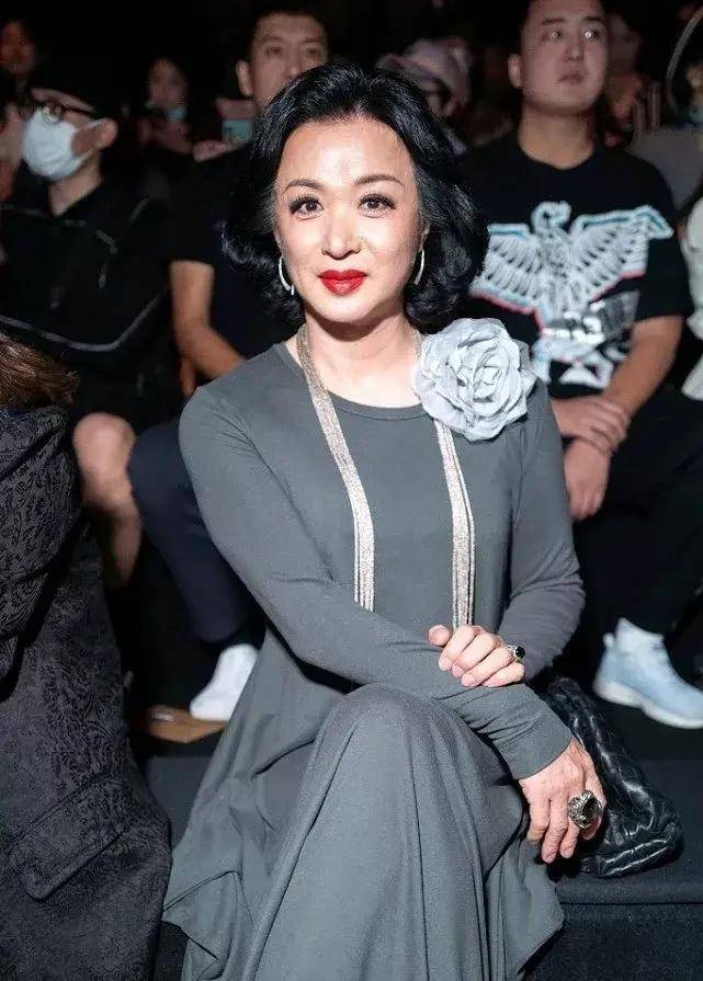 金星品味真的很不错,真丝红裙配钻石手包看秀,精致得像豪门贵妇