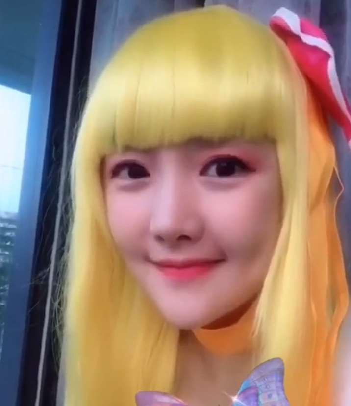 游乐王子小蓝罕同框,32岁廖景萱变脸认不出,被吐槽吃老本