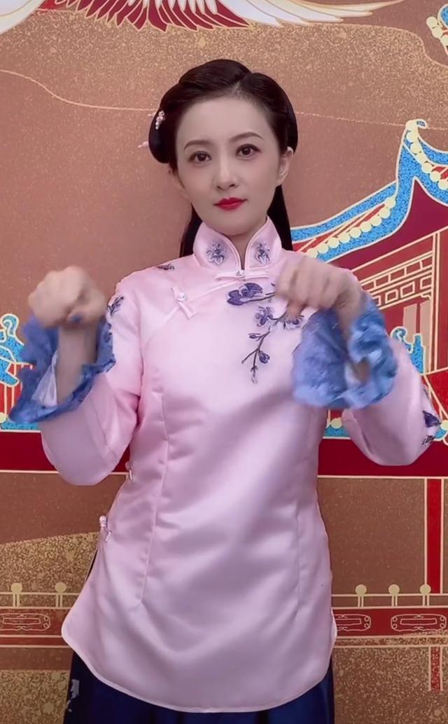 40岁小婉君金铭近照眼袋明显略显老仍有童年粉丝在线求婚