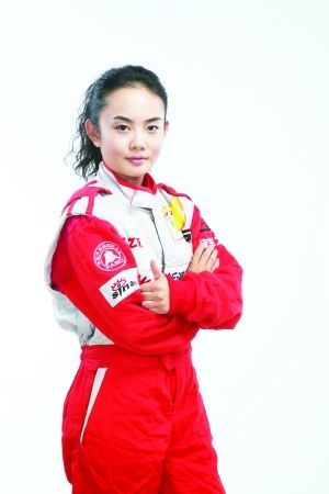 结婚后两人依旧恩爱如初,只要王晓曦拍戏,李芳蕾有时间就会陪着老公