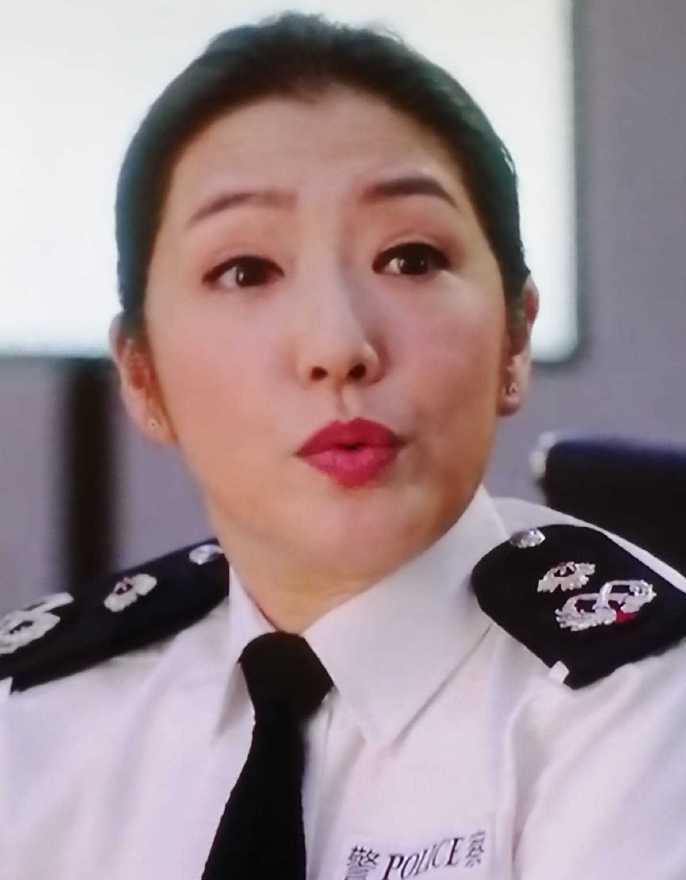 52岁关宝慧甜蜜热恋!身材发福也难掩幸福,执着嫁人曾不惜整容