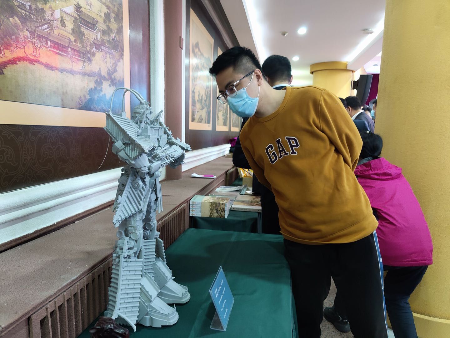 嘉宾在看中央美术学院制作的3D光敏打印圆明园十二生肖之申猴——大圣关机甲。摄影/新京报记者 浦峰