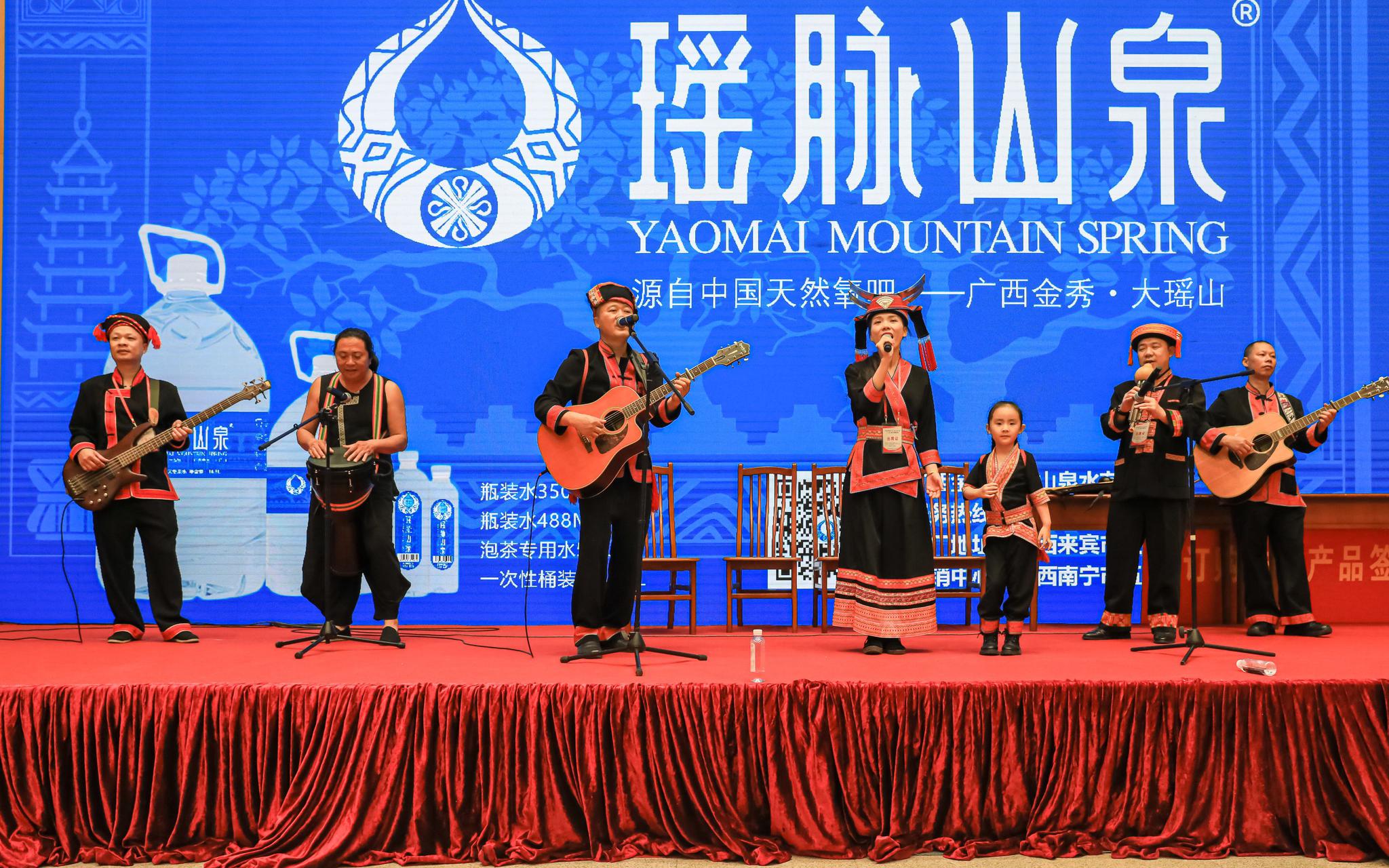 组建的乡村乐队在活动上演唱民族歌曲。受访者供图