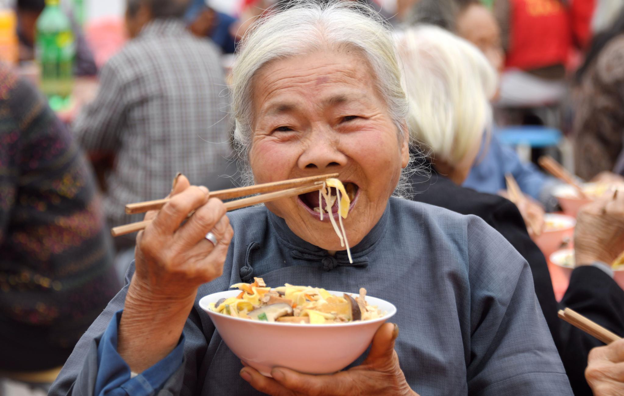 爱心长寿面欢喜迎重阳