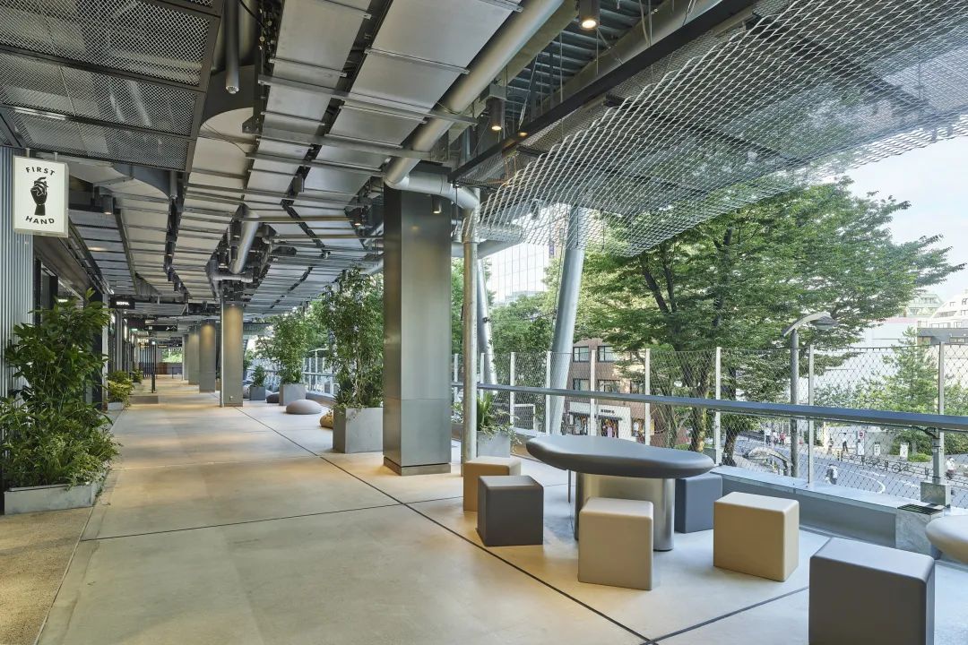 北街区(下图)商店只占通道一侧,通道是半开放空间,配有休憩桌椅.