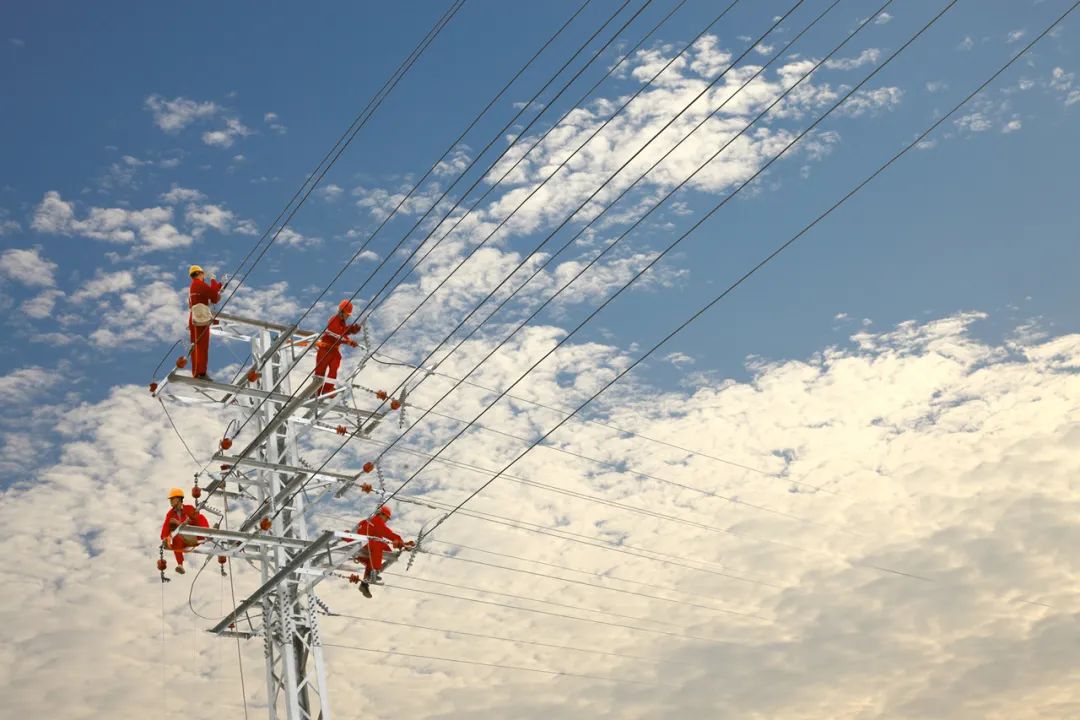 电力工人在架设高压电线.(资料图)
