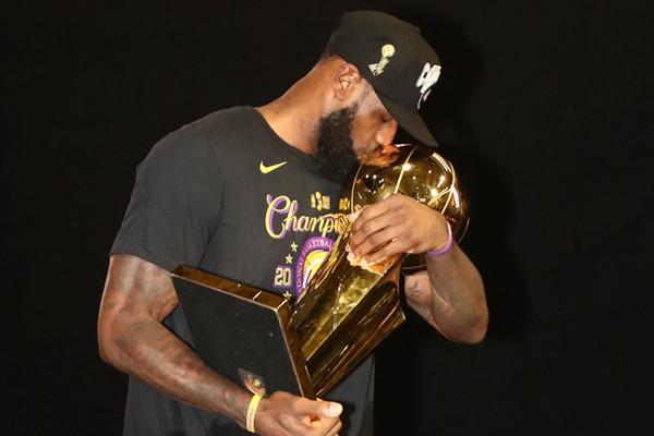 詹姆斯晒抱总冠军奖杯图:我爱你