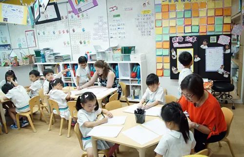  香港有的幼儿园为学生安排三位老师，分别教英语、中文、广东话