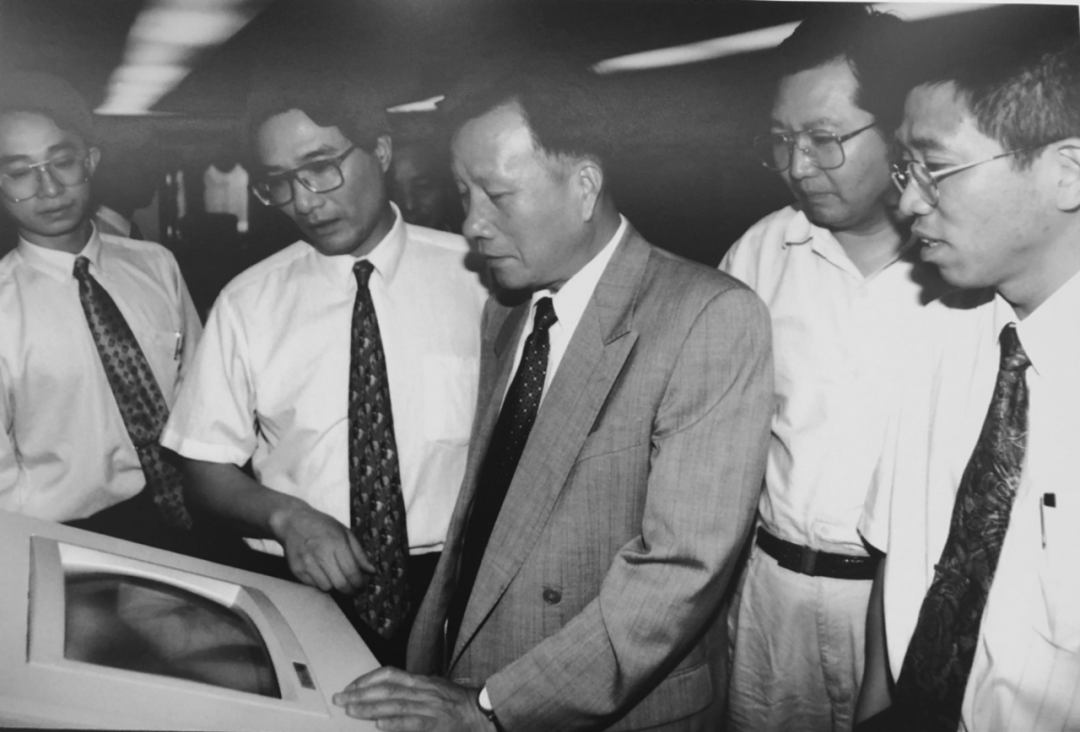 图7.6 1995年8月7日，中国证监会主席周道炯（右三）视察深圳证券交易所
