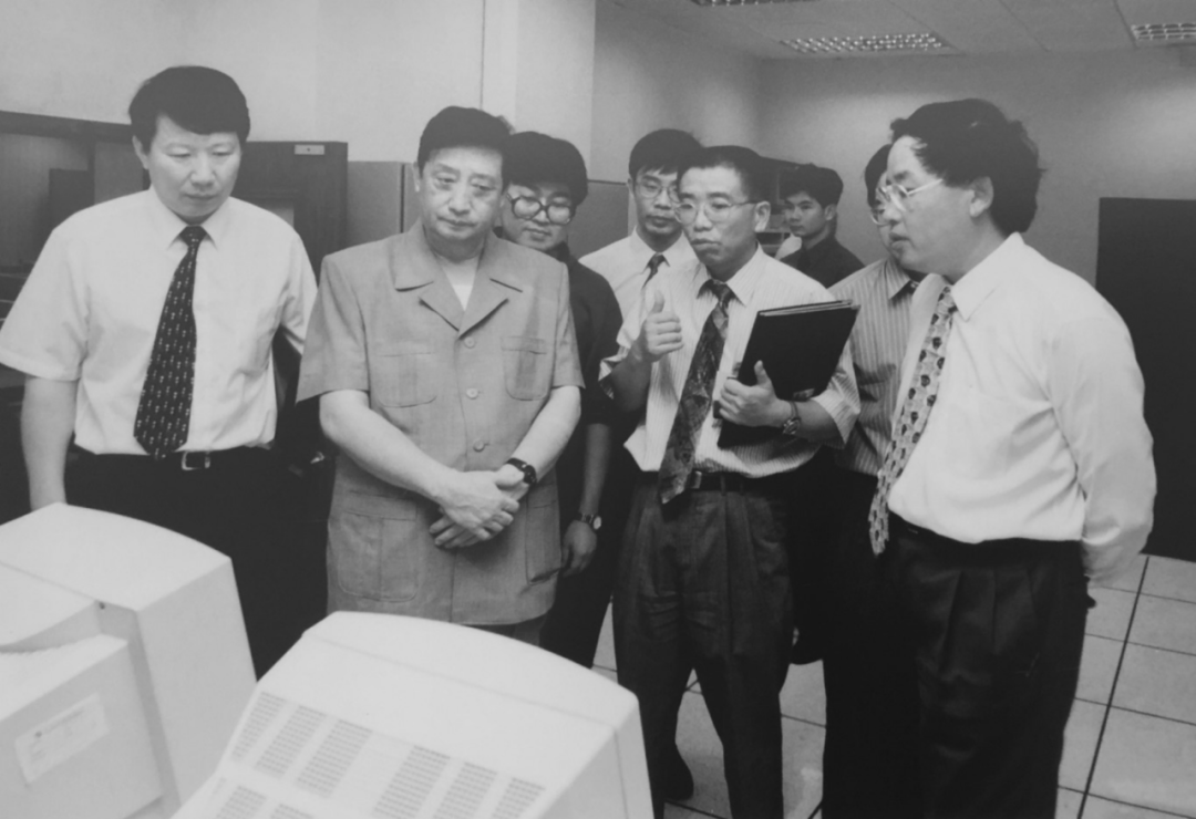 图7.8 1998年8月3日，中国证监会主席周正庆（左二）视察深圳证券交易所