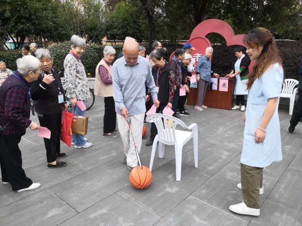 重阳节临近,为丰富苑内老年人的生活,10月15日,绍兴市福利中心开展 "