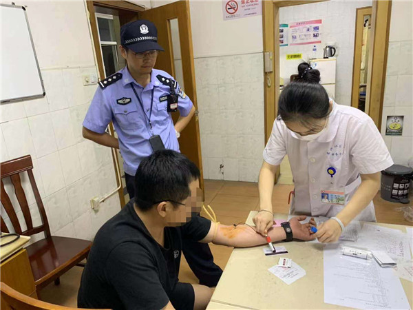 图说:黄某某在医院进行酒精检测